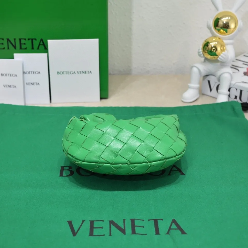 Batch 1080 BV super mini JODIE handbag, dumpling bag, woven knotted bag, simple, fashionable and super cute🍒Every color is high-end. It is a smaller version of the original mini version🤣It can only hold cuteness🍓🍓The upper body is fashionable and romantic. The fashionable bags created by Daniel Lee are really more and more favored by street experts. Style number: 6699-0# Size: 17*16*6.5